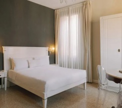 Двухместный номер Deluxe с видом на канал (двуспальная кровать) в Отель IH Hotels Venezia Salute Palace