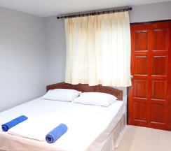 Двухместный номер Standard с видом на сад двуспальная кровать в Baan Kasirin Resort Pattaya Beach