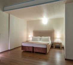 Двухуровневый большой семейный номер с балконом на 6-7 человек и видом во двор (корпус Б) в Оптимист