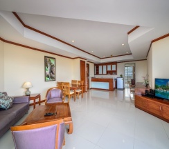 Люкс семейный с 2 комнатами с балконом в Andaman Beach Suites Hotel
