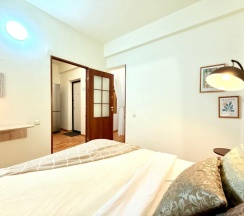 Уютная квартира с отдельной спальней рядом с озером в Как Дома 05