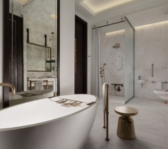 Двухместный номер Grand Deluxe с видом на реку двуспальная кровать в The St. Regis Astana