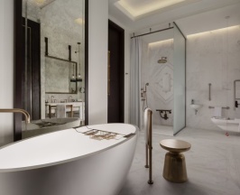 Двухместный номер Deluxe с видом на реку двуспальная кровать в The St. Regis Astana