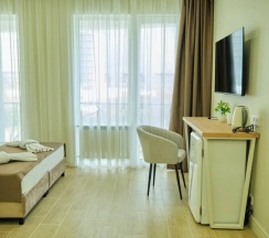 Улучшенная трёхместная комната в Deus