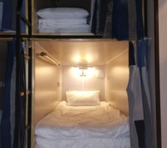 Капсула в восьмиместном номере в PodSpot hostel