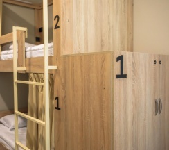 Кровать в 4-местном общем мужском номере в Pillow Hostel