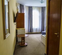 Номер стандарт с 1 односпальной и 1 двуспальной кроватью в Оптима