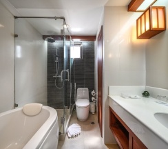 Люкс семейный с 2 комнатами с балконом в Andaman Beach Suites Hotel