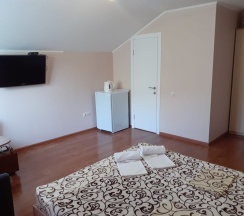 Трехместный номер с двуспальной и односпальной кроватью в Танго