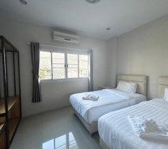 Коттедж с 3 комнатами в Uthaithani Resort