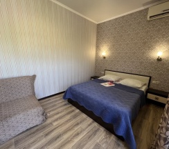 Трёхместный номер Superior с балконом и с красивым видом из окна в Morskoy priboy