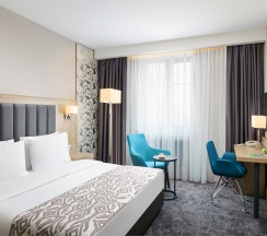 Номер Suite с двуспальной кроватью и диваном в Mercure