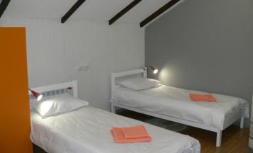 Кровать в общем четырехместном номере для женщин в Белый тополь