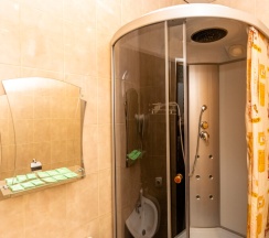 Люкс с балконом и кухонной зоной в Гостевой дом