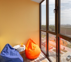 Апартаменты с балконом и с красивым видом из окна в Апартаменты 2-комнатные Music House