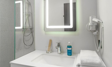 Номер Standard с двуспальной кроватью в Novotel Vladivostok