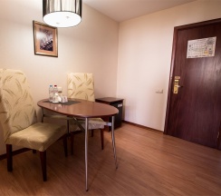 Люкс  с большой кроватью king size в Бенефит Плаза