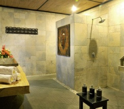 Семейное бунгало с балконом в Hidden Paradise Cottages