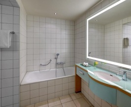 Двухместный номер Deluxe двуспальная кровать в Hilton Cologne
