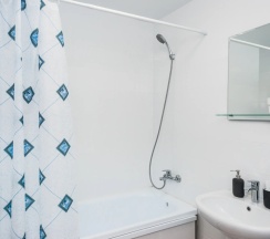 Четырёхместные апартаменты с 2 комнатами с балконом в Good House