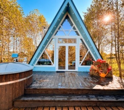 Лазурный дом в А у реки