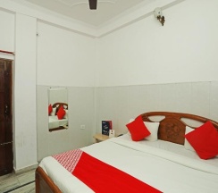 Двухместный номер Standard двуспальная кровать в OYO 14185 Laxmi Yellow Guest House
