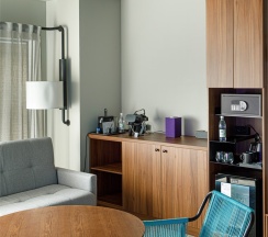 Номер Suite с двуспальной кроватью и диваном в Novotel Vladivostok