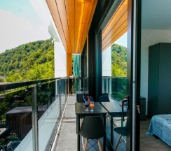 Четырёхместные апартаменты с 3 комнатами с балконом в Валентина