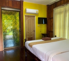 Двухместное бунгало с видом на сад двуспальная кровать в Tharathip Resort
