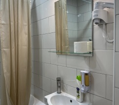Трехместный номер с двуспальной и односпальной кроватью в Express