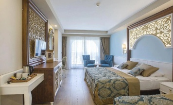 Трёхместный номер Standard с балконом и с видом на окрестности в J'adore Deluxe Hotel & Spa