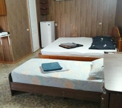 Комната студия с 2 односпальными и 1 двуспальной кроватью в Гостевой дом