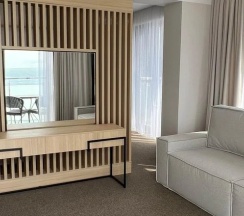 Двухместный полулюкс Superior c 1 комнатой с видом на море двуспальная кровать в Изумруд