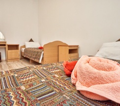 Трёхместный номер Standard с балконом и с красивым видом из окна в Ахимса