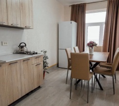 Шестиместный семейный коттедж с балконом и с красивым видом из окна в Волна