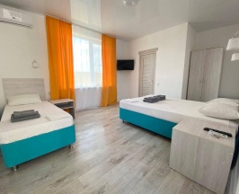 Комната комфорт с 1 односпальной и 1 двуспальной кроватью в Villa Mariya