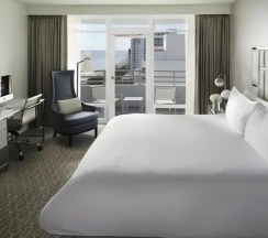 Полулюкс с балконом и oceanfront в Fontainebleau Miami Beach