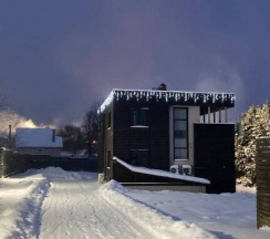 Коттедж с балконом и с красивым видом из окна в Friends House