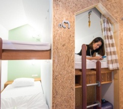 Кровать в общем номере в Barn and Bed Hostel