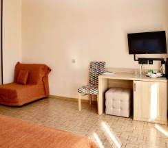 Супериор трехместный с просторным балконом в Ассоль