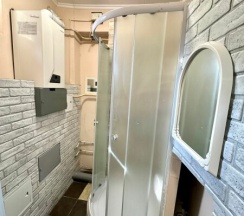 Общий 7-местный номер для мужчин и женщин с удобствами на этаже в Rest Home