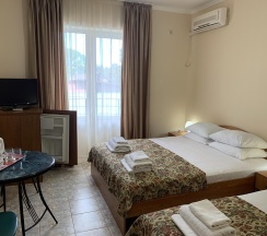 Номер стандарт с 1 односпальной и 1 двуспальной кроватью в Спарта