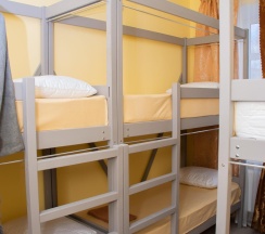 Кровать в 6-местном общем номере Желтый в Эко