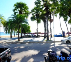 Семейный люкс с 2 комнатами с видом на море в The Beach Front Resort Pattaya  - SHA Plus