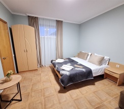 УЮТНЫЙ 11 ТРЕХМЕСТНЫЙ НОМЕР С ДВУСПАЛЬНОЙ КРОВАТЬЮ, ОДНОМЕСТНЫМ ДИВАН НА 3 ЭТАЖЕ в Цитрус