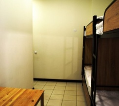 Кровать в женском четырехместном номере в Танский