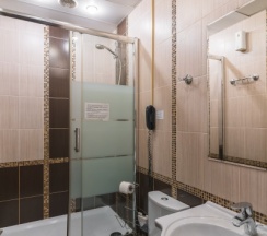 Семейная комната "Эконом" класса для 4-х взрослых с общей ванной комнатой в Мансарда