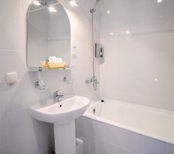 Стандарт Улучшенный с двуспальной кроватью в Центральный by USTA Hotels