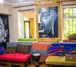 Кровать в общем номере (мужской номер) в Loco Hostel