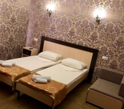 Стандартный семейный номер с 1 двуспальной и двухуровневой кроватью в Жемчужинка